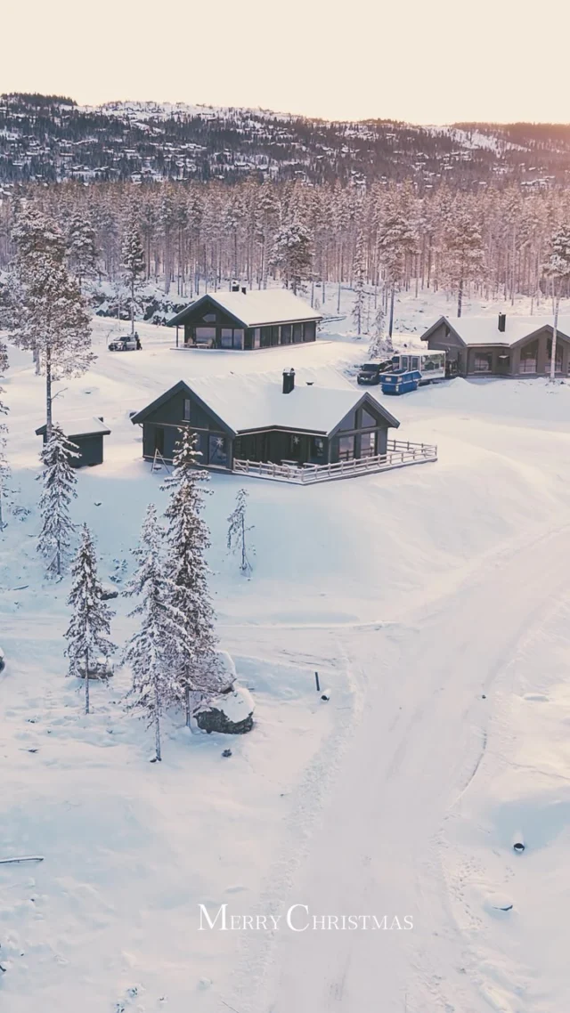 Pre-Christmas vibe check at Nesfjellet Chalet Village! ❄️✨ Cozy cabins, snowy peaks, and that warm, holiday feeling. Who’s ready for hot cocoa and winter magic? 🎄🦌